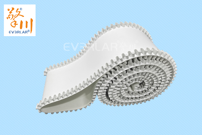 白色PVC輸送帶加裙邊耐磨抗腐蝕電子食品行業(yè)輸送機(jī)傳送帶廠家