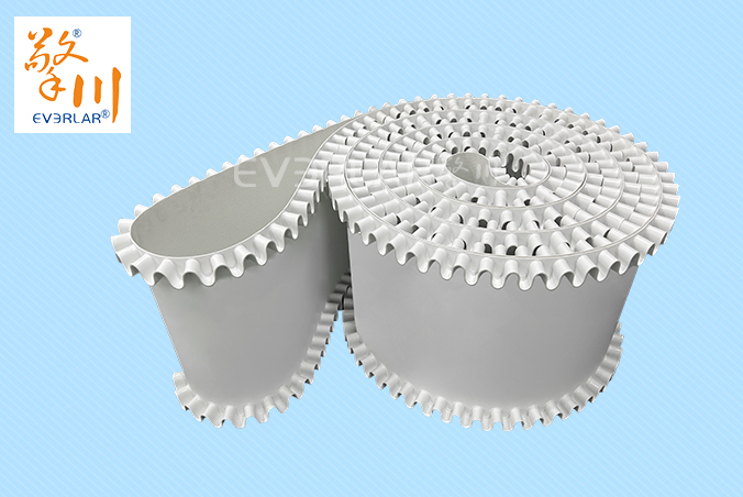 白色PVC輸送帶加裙邊耐磨抗腐蝕電子食品行業(yè)輸送機傳送帶廠家