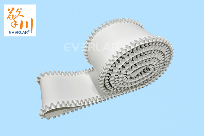 白色PVC輸送帶加裙邊耐磨抗腐蝕電子食品行業(yè)輸送機傳送帶廠家