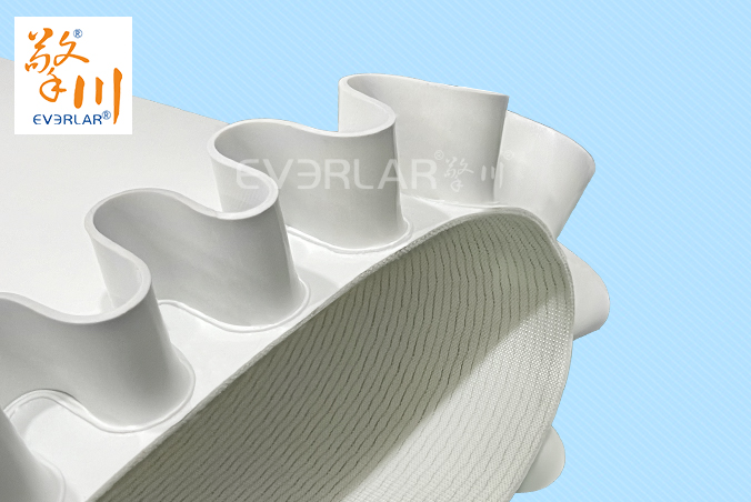 白色PVC輸送帶加裙邊耐磨抗腐蝕電子食品行業(yè)輸送機傳送帶廠家