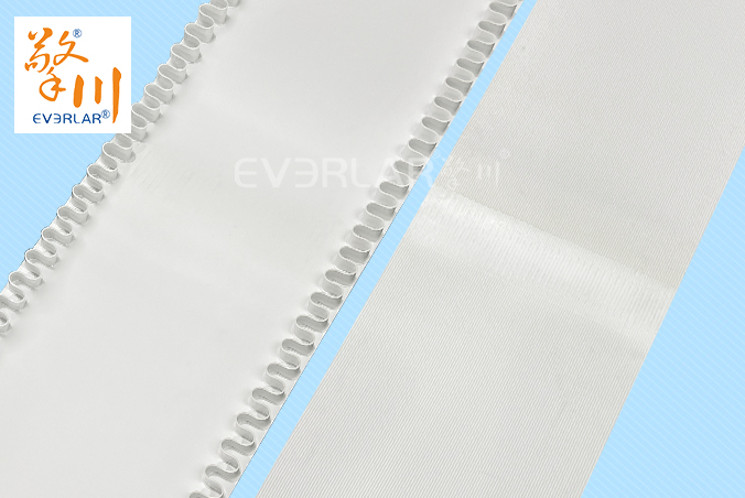 白色PVC輸送帶加裙邊耐磨抗腐蝕電子食品行業(yè)輸送機傳送帶廠家