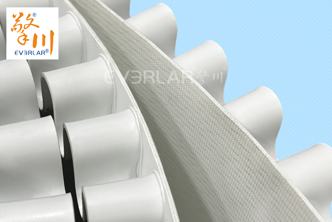 白色PVC輸送帶加裙邊耐磨抗腐蝕電子食品行業(yè)輸送機傳送帶廠家