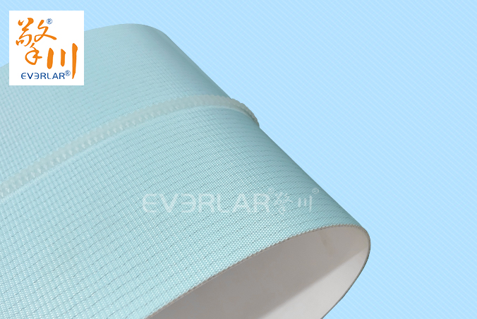 食品級藍(lán)色PU輸送帶加導(dǎo)條防滑易清潔食品醫(yī)藥輸送機(jī)傳輸帶定制