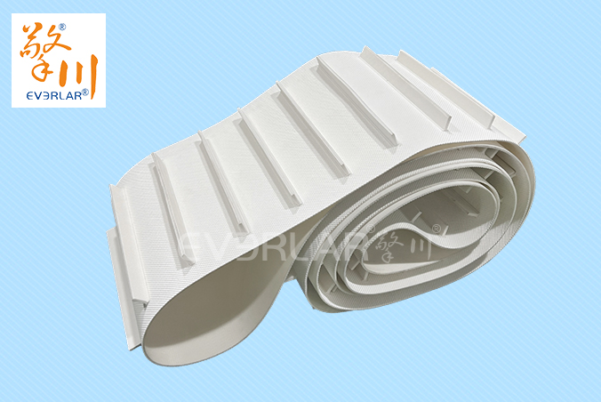 鉆紋PU輸送帶加導(dǎo)條擋板防滑防跑偏食品級傳輸帶定制