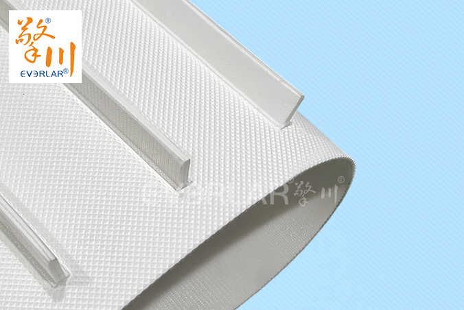 鉆紋PU輸送帶加導(dǎo)條擋板防滑防跑偏食品級傳輸帶定制