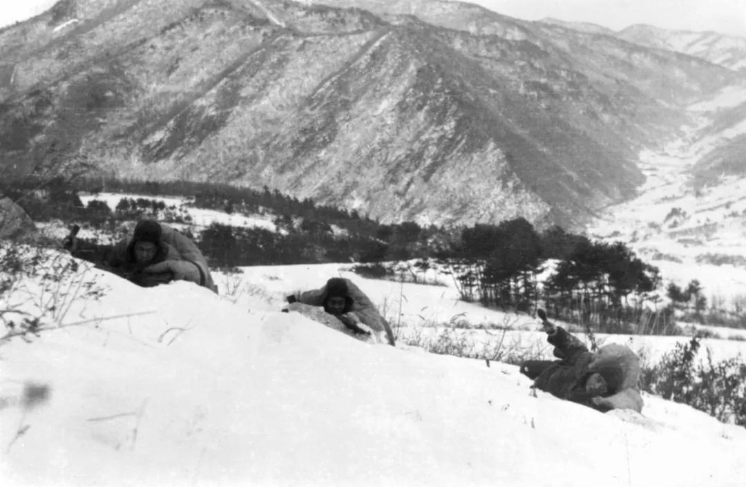 志愿軍第26軍圍殲長津湖地區(qū)美軍。新華社發(fā)（抗美援朝紀念館供圖）.png